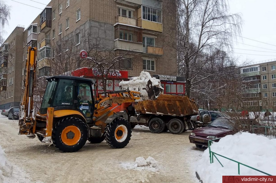Городские коммунальные службы продолжают круглосуточно чистить улицы Владимира от снега