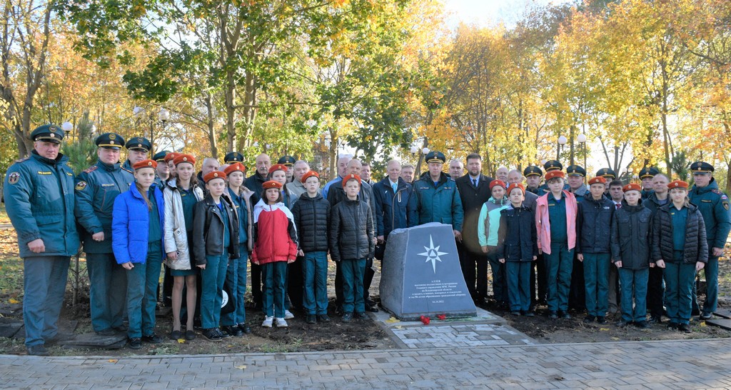 Во Владимире открыли стелу и кедровую аллею в честь 90-летия Гражданской обороны