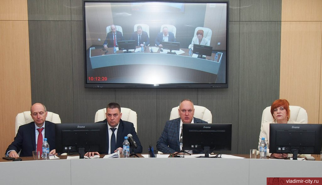 Депутаты горсовета поблагодарили Дмитрия Наумова за эффективную работу по привлечению средств в бюджет Владимира