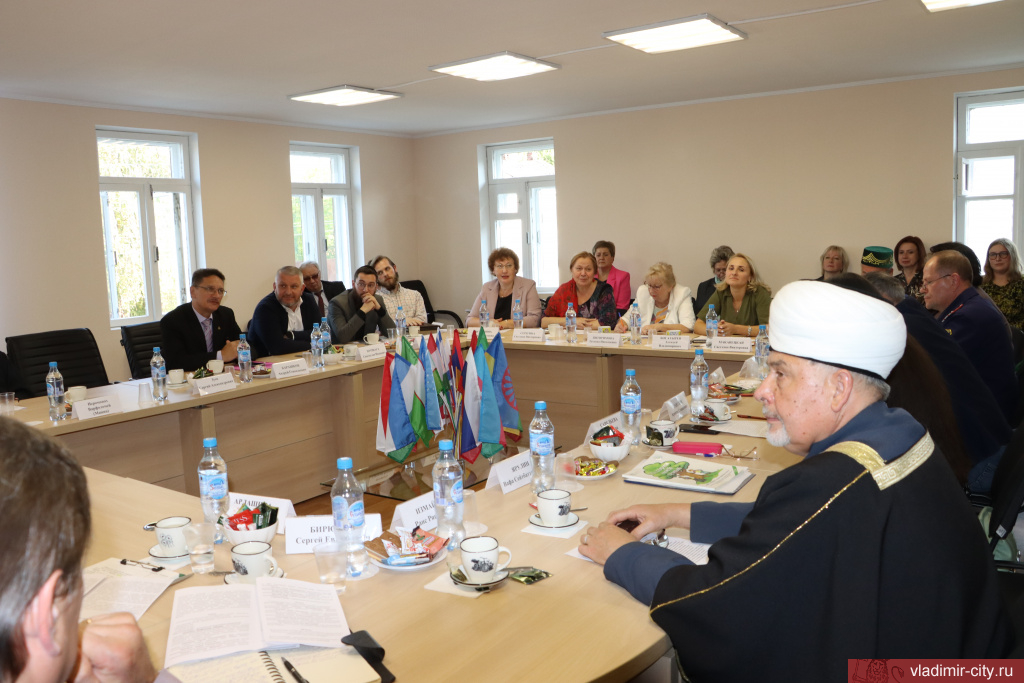 Во Владимире прошёл круглый стол о религиозных ценностях в семейных традициях народов России