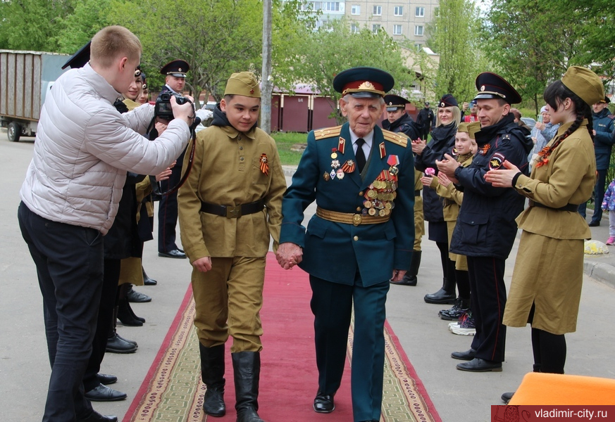 Владимирские полицейские поздравили ветеранов с Днем Победы