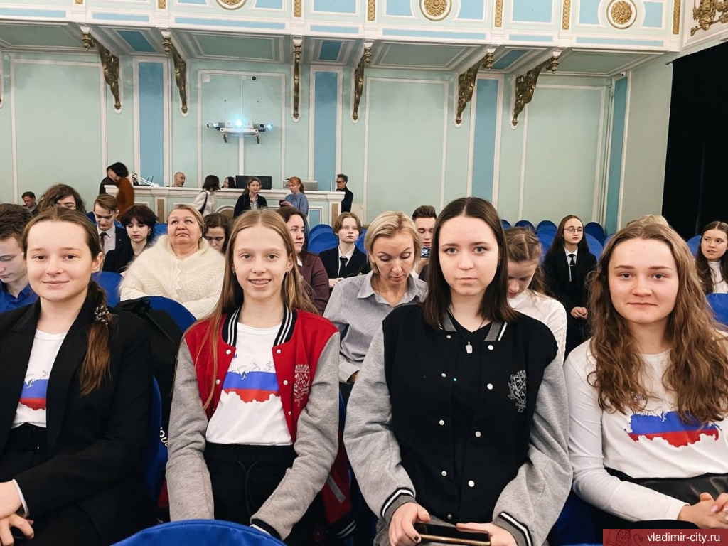 Мэрия наградила лучших школьников Владимира и их педагогов