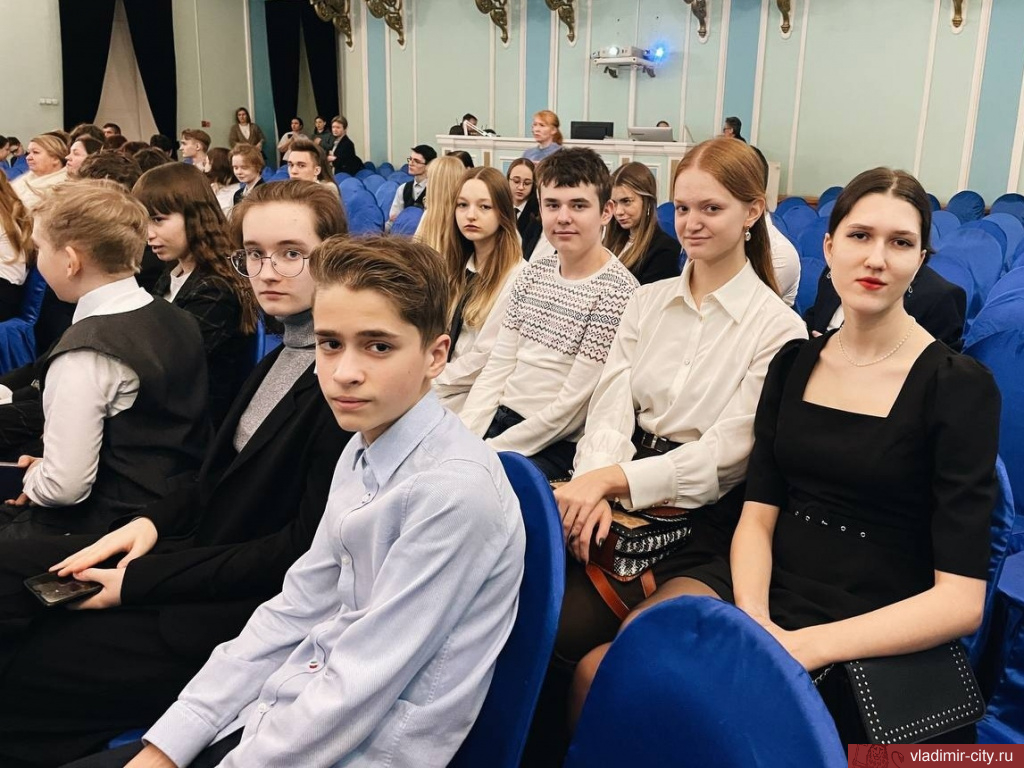 Мэрия наградила лучших школьников Владимира и их педагогов