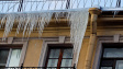 Уборка крыш от сосулек и снега — обязанность собственников зданий