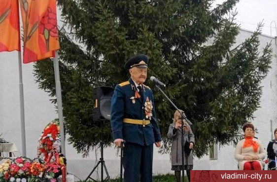 В микрорайонах и парках Владимира проходят торжества в честь Дня Победы