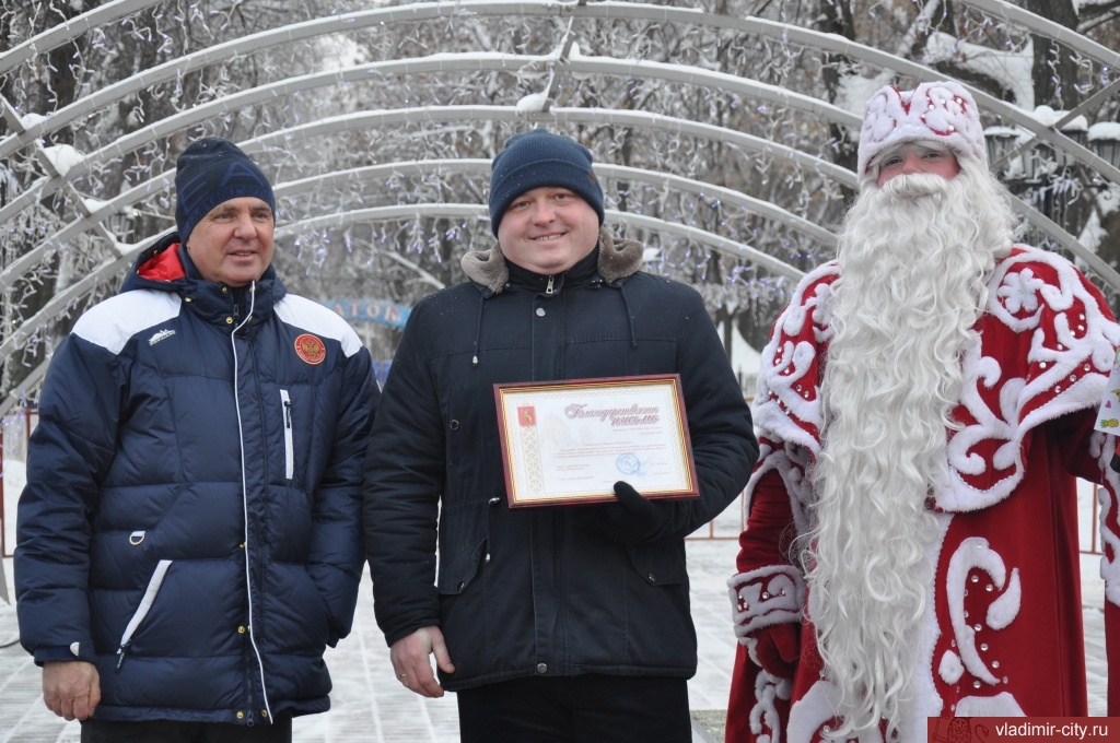 Андрей Шохин наградил владимирцев за лучшее новогоднее оформление зданий и офисов