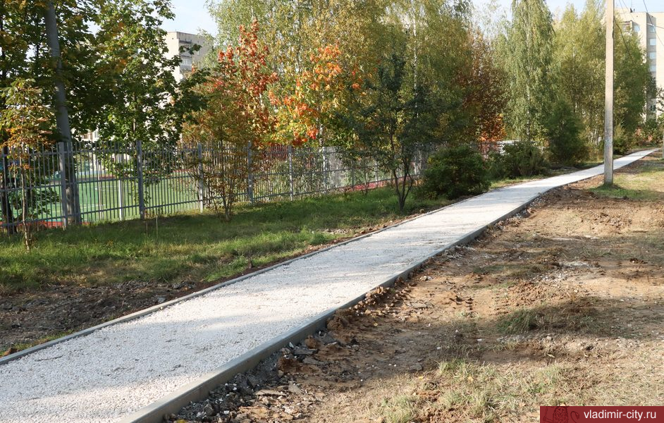 Ведутся работы по восстановлению тротуара между 42-й школой и ГБ №6 в мкр. Юрьевец
