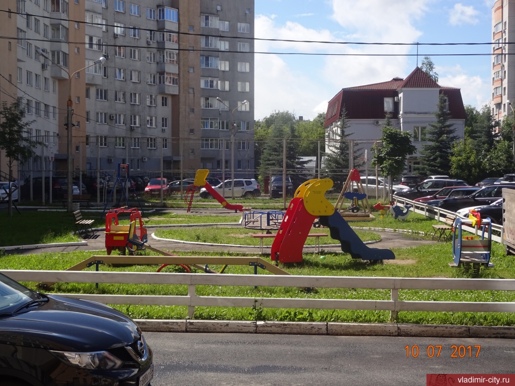 Детская площадка дома № 25 по Октябрьскому проспекту