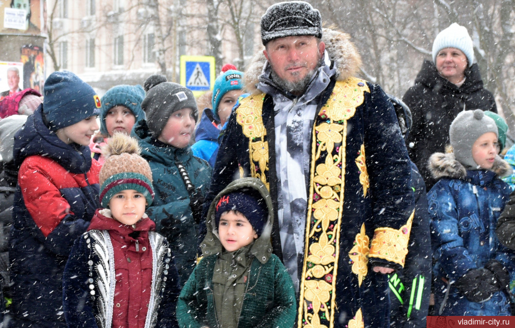Во Владимире на улице Мира нарядили многонациональную ёлку