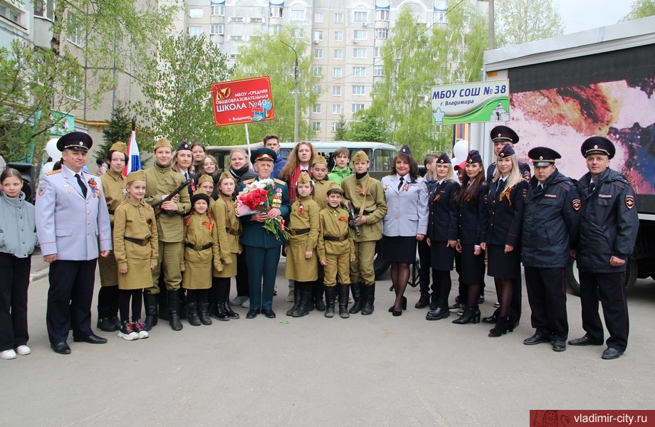 Владимирские полицейские поздравили ветеранов с Днем Победы