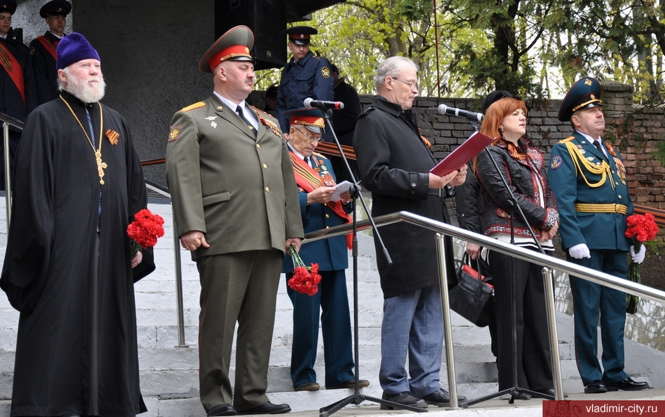 У мемориала на Князь-Владимирском кладбище почтили память героев Великой Отечественной войны