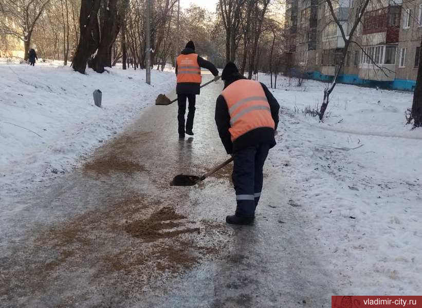 Антигололедная обработка улиц, тротуаров и общественных пространств Владимира ведется круглосуточно
